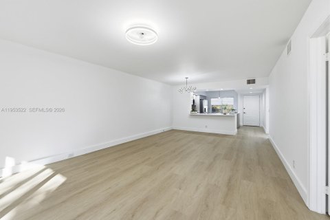 Copropriété à vendre à Pembroke Pines, Floride: 2 chambres, 110.74 m2 № 2010220 - photo 6