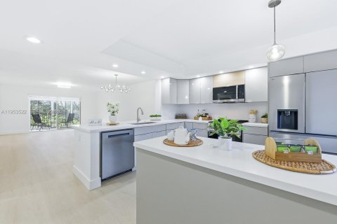 Copropriété à vendre à Pembroke Pines, Floride: 2 chambres, 110.74 m2 № 2010220 - photo 2