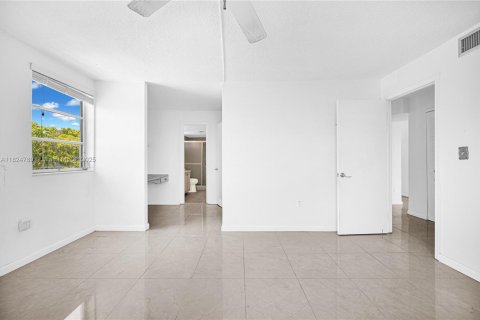 Condo in North Miami Beach, Florida, 2 bedrooms  № 1938388 - photo 10