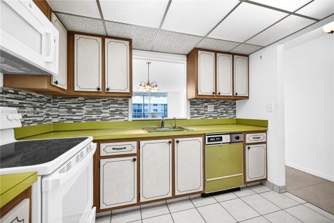 Condo in North Miami Beach, Florida, 2 bedrooms  № 1938388 - photo 4