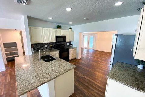 House in New Port Richey, Florida 4 bedrooms, 152.17 sq.m. № 1827670 - photo 6