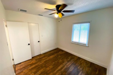 House in New Port Richey, Florida 4 bedrooms, 152.17 sq.m. № 1827670 - photo 12