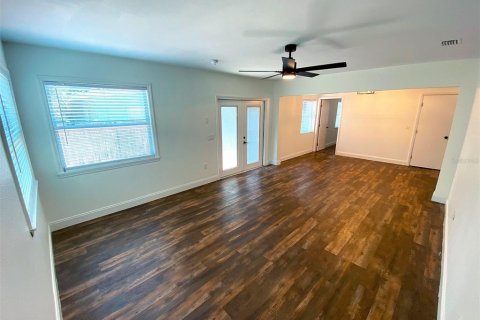 House in New Port Richey, Florida 4 bedrooms, 152.17 sq.m. № 1827670 - photo 8