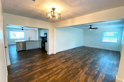 House in New Port Richey, Florida 4 bedrooms, 152.17 sq.m. № 1827670 - photo 7