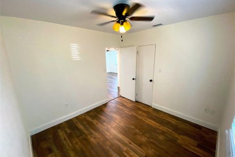 House in New Port Richey, Florida 4 bedrooms, 152.17 sq.m. № 1827670 - photo 13