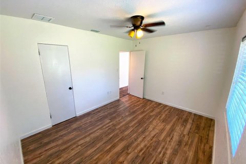 House in New Port Richey, Florida 4 bedrooms, 152.17 sq.m. № 1827670 - photo 16