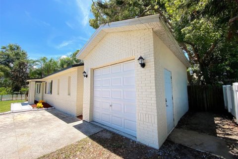 House in New Port Richey, Florida 4 bedrooms, 152.17 sq.m. № 1827670 - photo 2