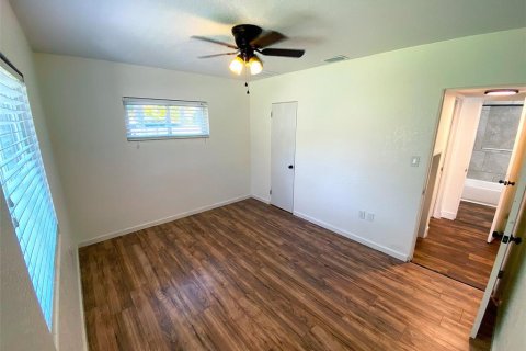 House in New Port Richey, Florida 4 bedrooms, 152.17 sq.m. № 1827670 - photo 11