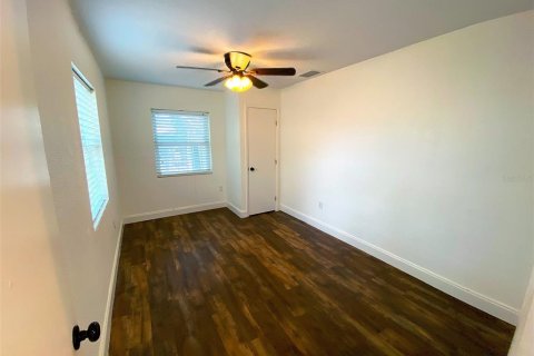 House in New Port Richey, Florida 4 bedrooms, 152.17 sq.m. № 1827670 - photo 14