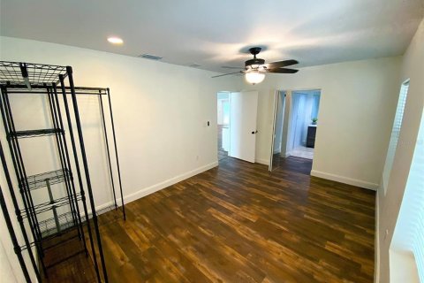 House in New Port Richey, Florida 4 bedrooms, 152.17 sq.m. № 1827670 - photo 10