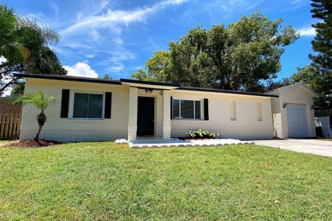 House in New Port Richey, Florida 4 bedrooms, 152.17 sq.m. № 1827670 - photo 1