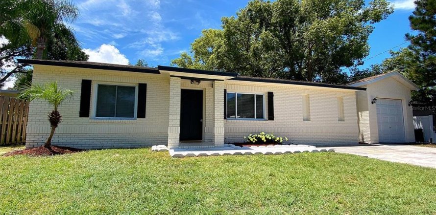 House in New Port Richey, Florida 4 bedrooms, 152.17 sq.m. № 1827670