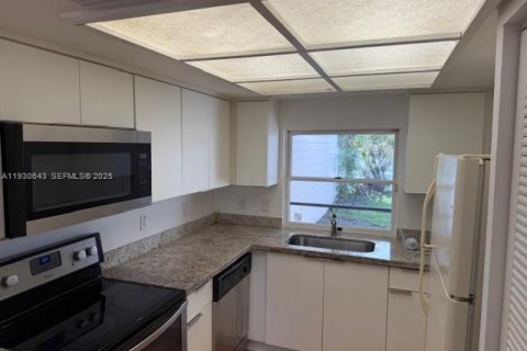 Снять в аренду таунхаус в Майами, Флорида 2 спальни, 119.38м2, № 1989428 - фото 7