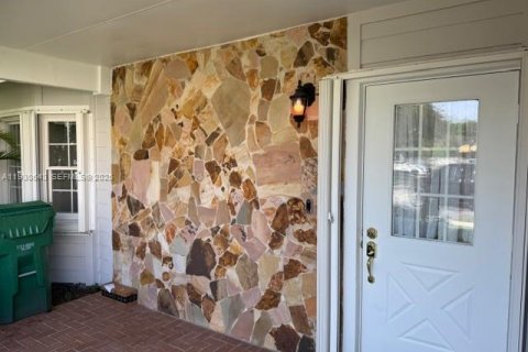 Снять в аренду таунхаус в Майами, Флорида 2 спальни, 119.38м2, № 1989428 - фото 1