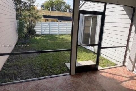 Снять в аренду таунхаус в Майами, Флорида 2 спальни, 119.38м2, № 1989428 - фото 8