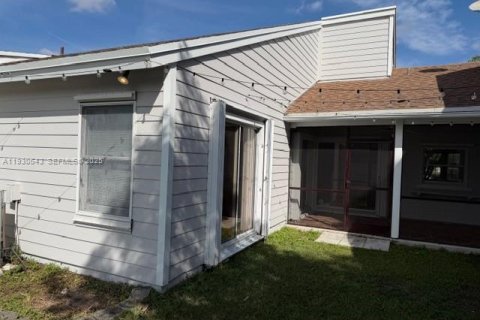 Снять в аренду таунхаус в Майами, Флорида 2 спальни, 119.38м2, № 1989428 - фото 12