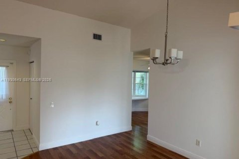 Снять в аренду таунхаус в Майами, Флорида 2 спальни, 119.38м2, № 1989428 - фото 13