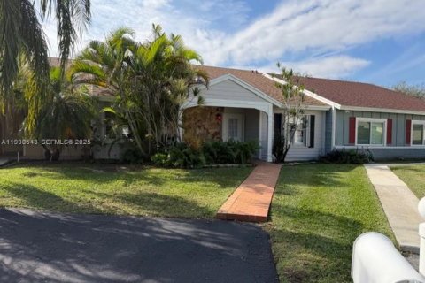 Снять в аренду таунхаус в Майами, Флорида 2 спальни, 119.38м2, № 1989428 - фото 2