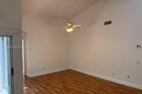 Снять в аренду таунхаус в Майами, Флорида 2 спальни, 119.38м2, № 1989428 - фото 5