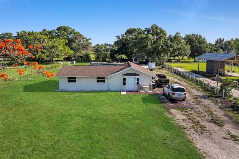 House in Fort Myers, Florida 3 bedrooms, 128.21 sq.m. № 1927053 - photo 1