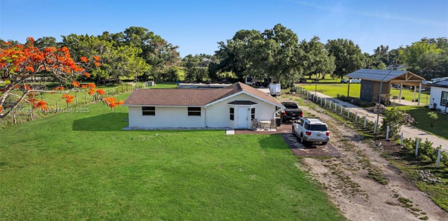 House in Fort Myers, Florida 3 bedrooms, 128.21 sq.m. № 1927053