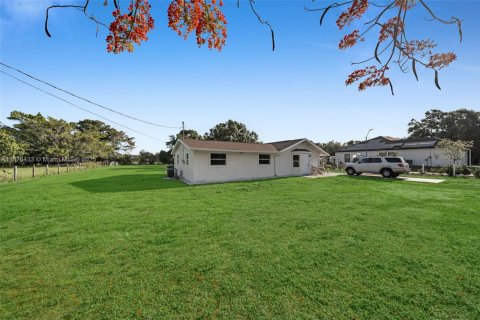 House in Fort Myers, Florida 3 bedrooms, 128.21 sq.m. № 1927053 - photo 2
