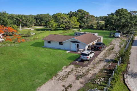 House in Fort Myers, Florida 3 bedrooms, 128.21 sq.m. № 1927053 - photo 3