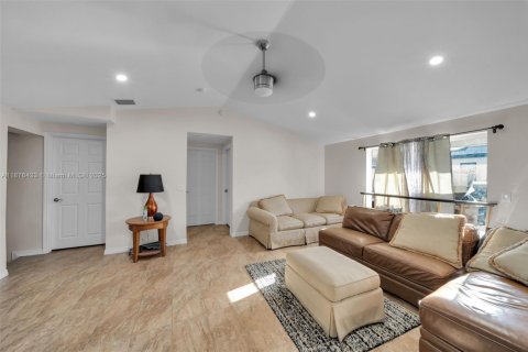 House in Fort Myers, Florida 3 bedrooms, 128.21 sq.m. № 1927053 - photo 5