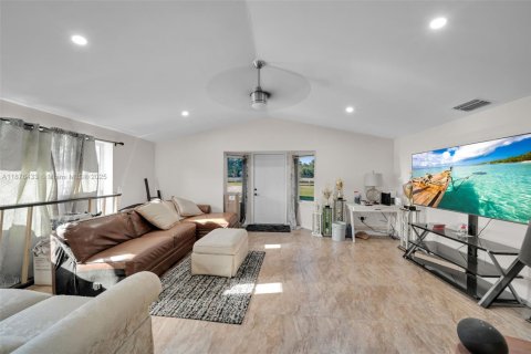 House in Fort Myers, Florida 3 bedrooms, 128.21 sq.m. № 1927053 - photo 4