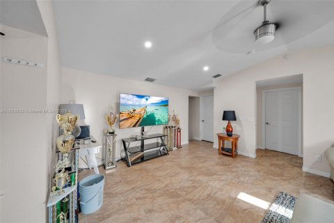 House in Fort Myers, Florida 3 bedrooms, 128.21 sq.m. № 1927053 - photo 14