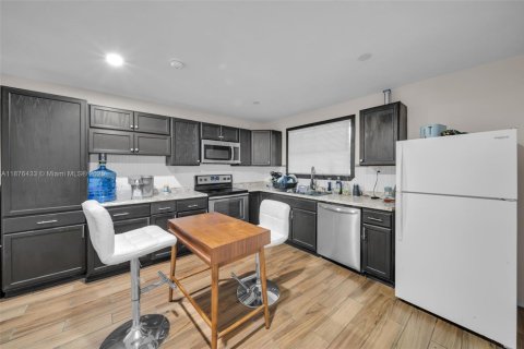 House in Fort Myers, Florida 3 bedrooms, 128.21 sq.m. № 1927053 - photo 6