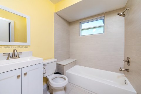 House in Cutler Bay, Florida 4 bedrooms, 187.66 sq.m. № 1878846 - photo 17
