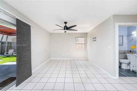 House in Cutler Bay, Florida 4 bedrooms, 187.66 sq.m. № 1878846 - photo 9