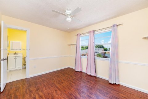 House in Cutler Bay, Florida 4 bedrooms, 187.66 sq.m. № 1878846 - photo 19