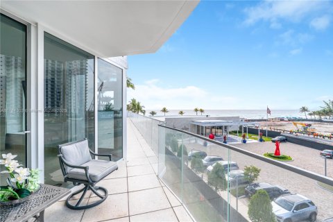 Condo in Sunny Isles Beach, Florida, 3 bedrooms  № 1638622 - photo 16