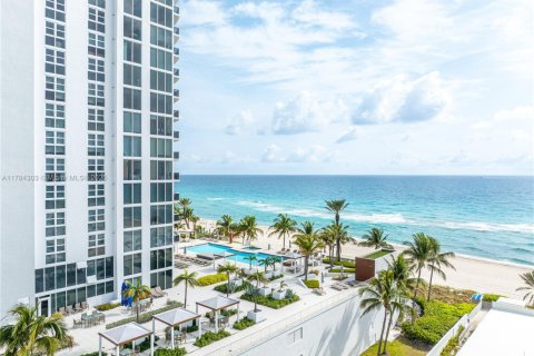 Condo in Sunny Isles Beach, Florida, 3 bedrooms  № 1638622 - photo 27
