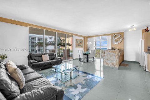 Copropriété à vendre à Sunny Isles Beach, Floride: 3 chambres, 134.43 m2 № 2068192 - photo 2