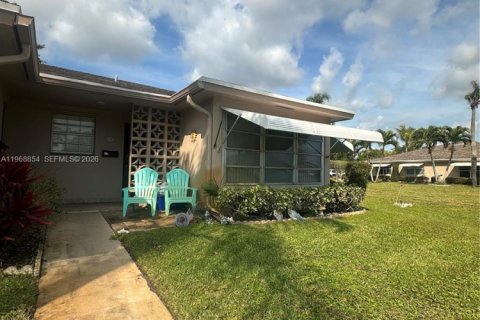 House in Delray Beach, Florida 2 bedrooms, 105.63 sq.m. № 2031799 - photo 2