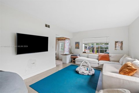 House in Fort Lauderdale, Florida 2 bedrooms, 92.16 sq.m. № 1984787 - photo 6