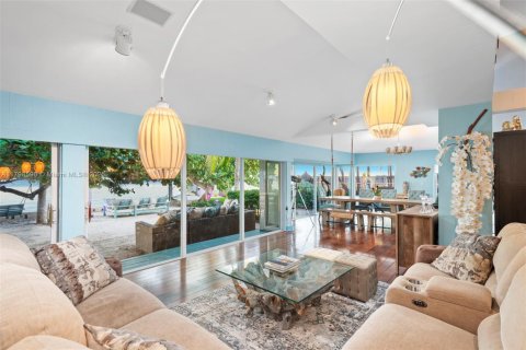 House in Miami, Florida 5 bedrooms, 539.3 sq.m. № 1875218 - photo 14