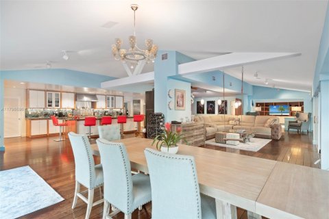 House in Miami, Florida 5 bedrooms, 539.3 sq.m. № 1875218 - photo 21