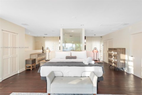 House in Miami, Florida 5 bedrooms, 539.3 sq.m. № 1875218 - photo 11