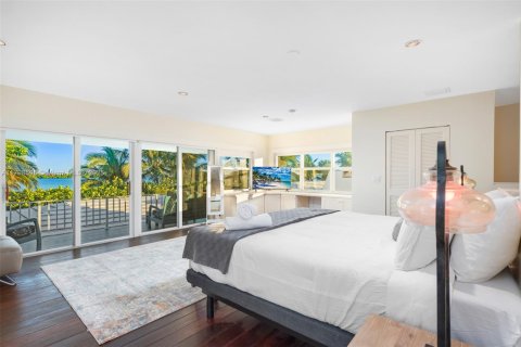 House in Miami, Florida 5 bedrooms, 539.3 sq.m. № 1875218 - photo 10