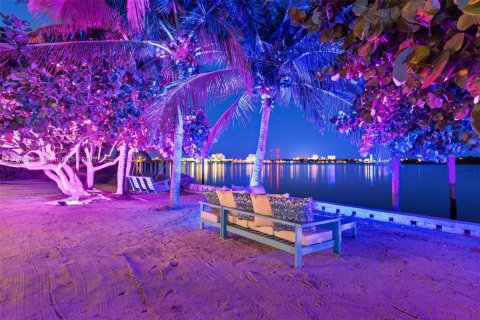 House in Miami, Florida 5 bedrooms, 539.3 sq.m. № 1875218 - photo 27