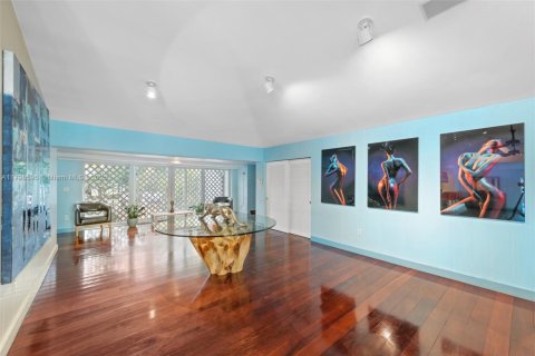 House in Miami, Florida 5 bedrooms, 539.3 sq.m. № 1875218 - photo 15