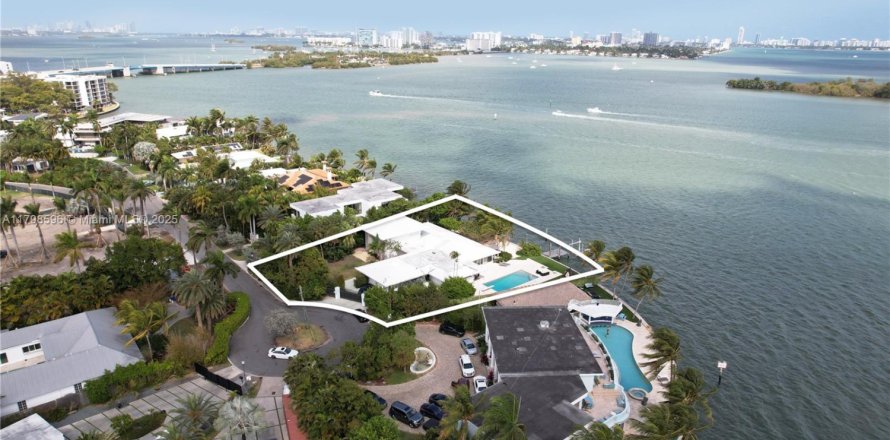 House in Miami, Florida 5 bedrooms, 539.3 sq.m. № 1875218