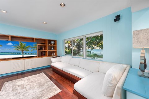 House in Miami, Florida 5 bedrooms, 539.3 sq.m. № 1875218 - photo 8