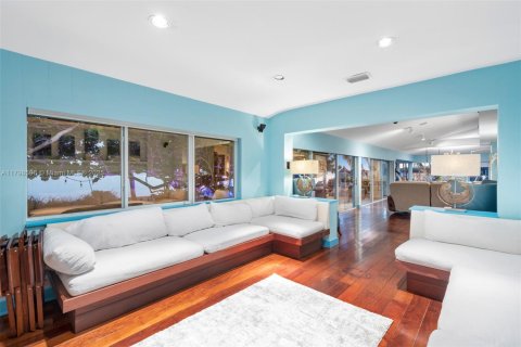 House in Miami, Florida 5 bedrooms, 539.3 sq.m. № 1875218 - photo 25