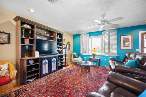 House in Englewood, Florida 3 bedrooms, 130.43 sq.m. № 2092211 - photo 8