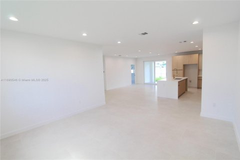 House in Miami, Florida 3 bedrooms, 218.97 sq.m. № 1943354 - photo 6